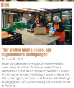 Drei ehrenamtliche Personen in orangefarbener Arbeitskleidung sortieren Lebensmittel